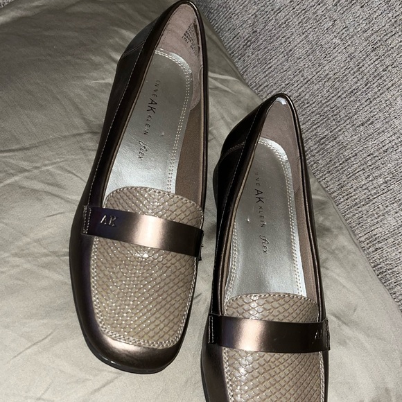 Ann Klein iflex 10 M Womens Snakeskin Loafer, shiny bronze Moccasin Flats EUC - Picture 3 of 8